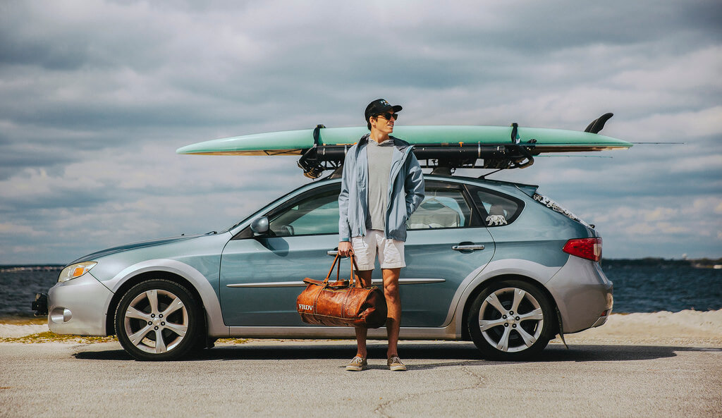 ¿Cómo transportar -legalmente- tu tabla de surf en el coche?
