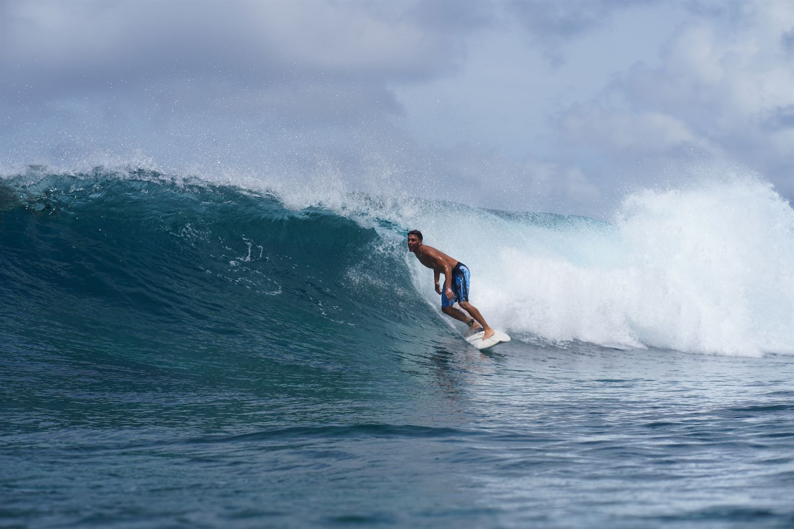Surfeando una ola grande