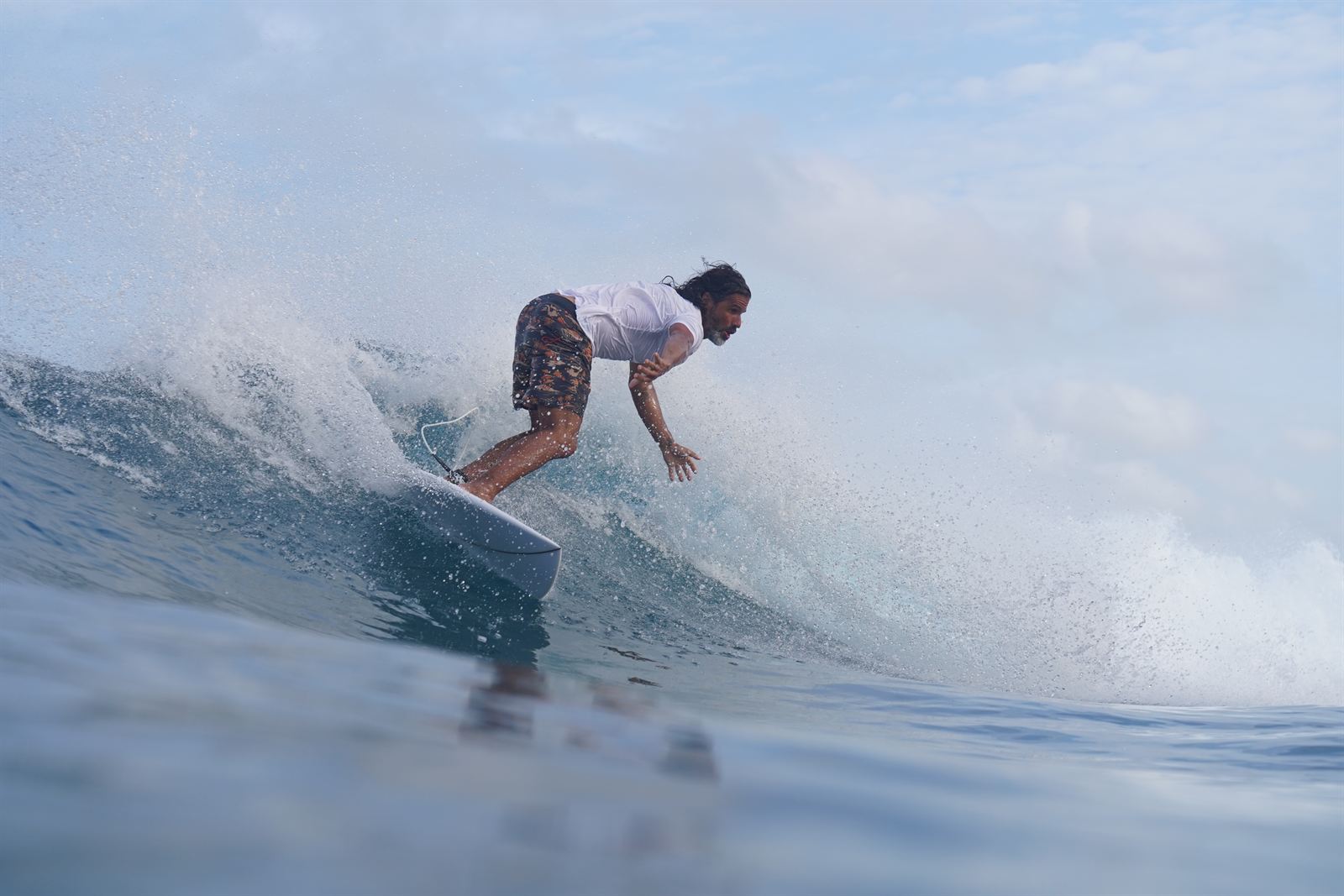 Surf y barco en el fondo