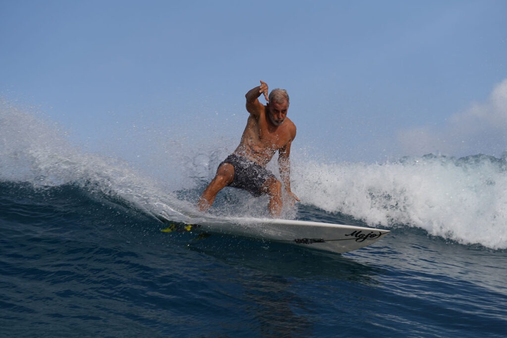 Eduardo Acosta surfeando
